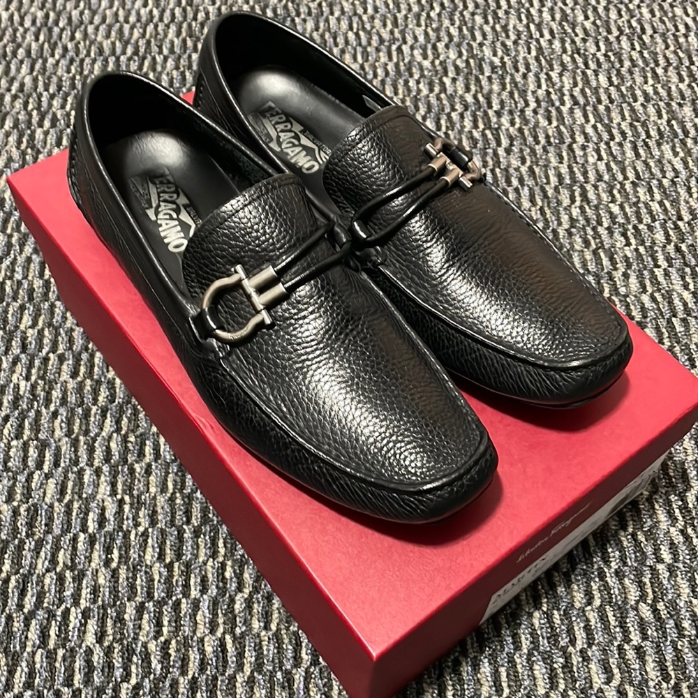 **SOLD** Salvatore Ferragamo Pebbled Leather Drivers size 8D with Gancini Detail